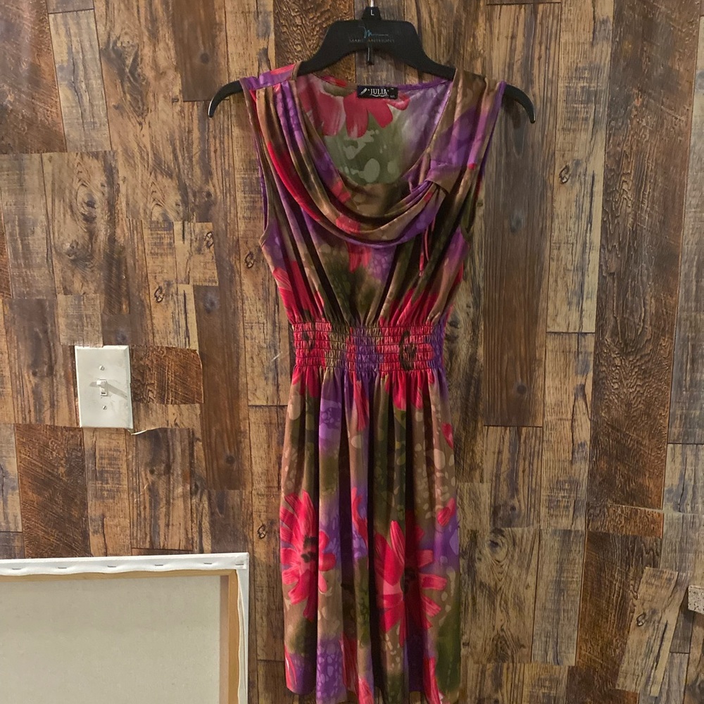 Julia women’s short sleeve multi color dress size medium (C)